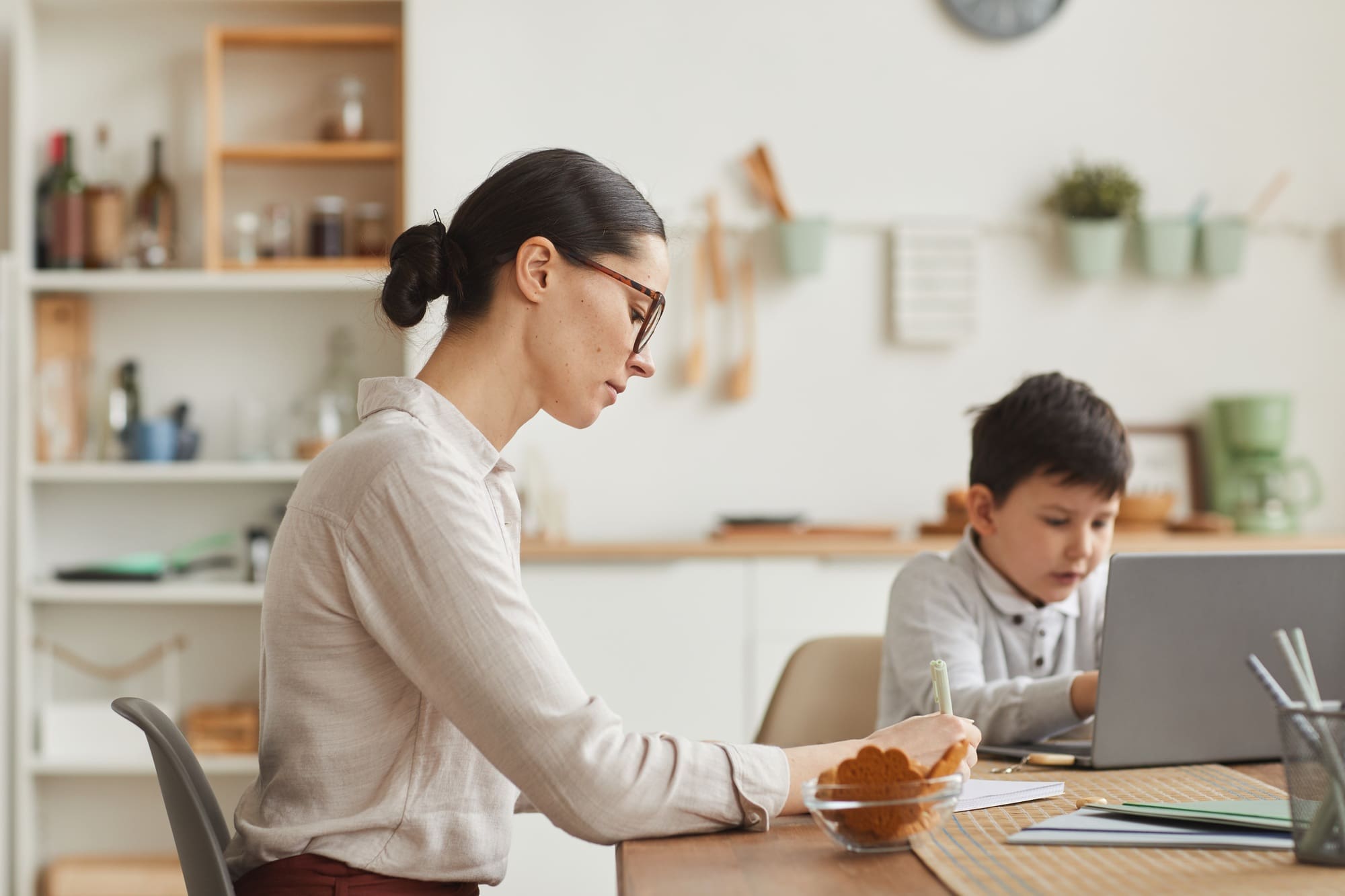Screen Smart: How to Manage Your Child’s Screen Time for Healthier Habits